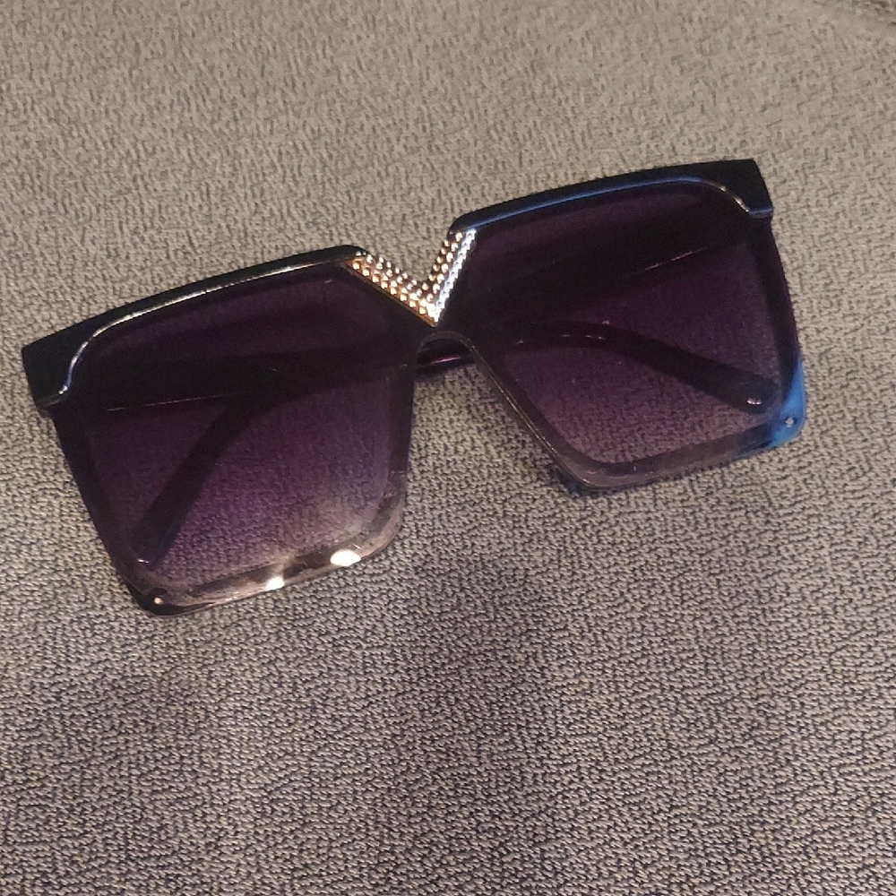 Elegant Black and Gold Women's Sunglasses